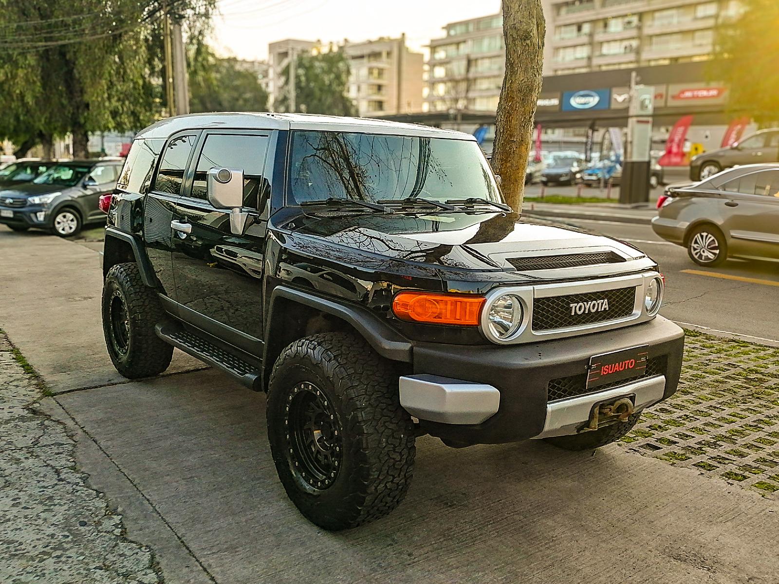 TOYOTA FJ CRUISER DXL 4x4 4.0 Aut 2013 Kit levante, recibo vehículo - ISU AUTOS