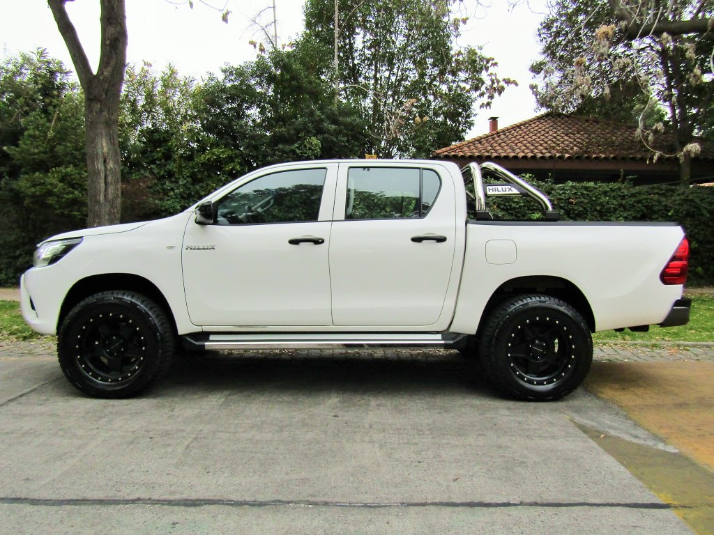 TOYOTA HILUX Pick Up d/c 4x4 2.4 2021 Llantas, neumáticos, pisaderas, barras, mantención - JULIO INFANTE