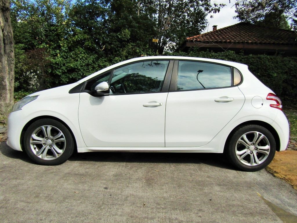 PEUGEOT 208 Allure  1.6 2014 Automático, sunroof panorámico.  - JULIO INFANTE