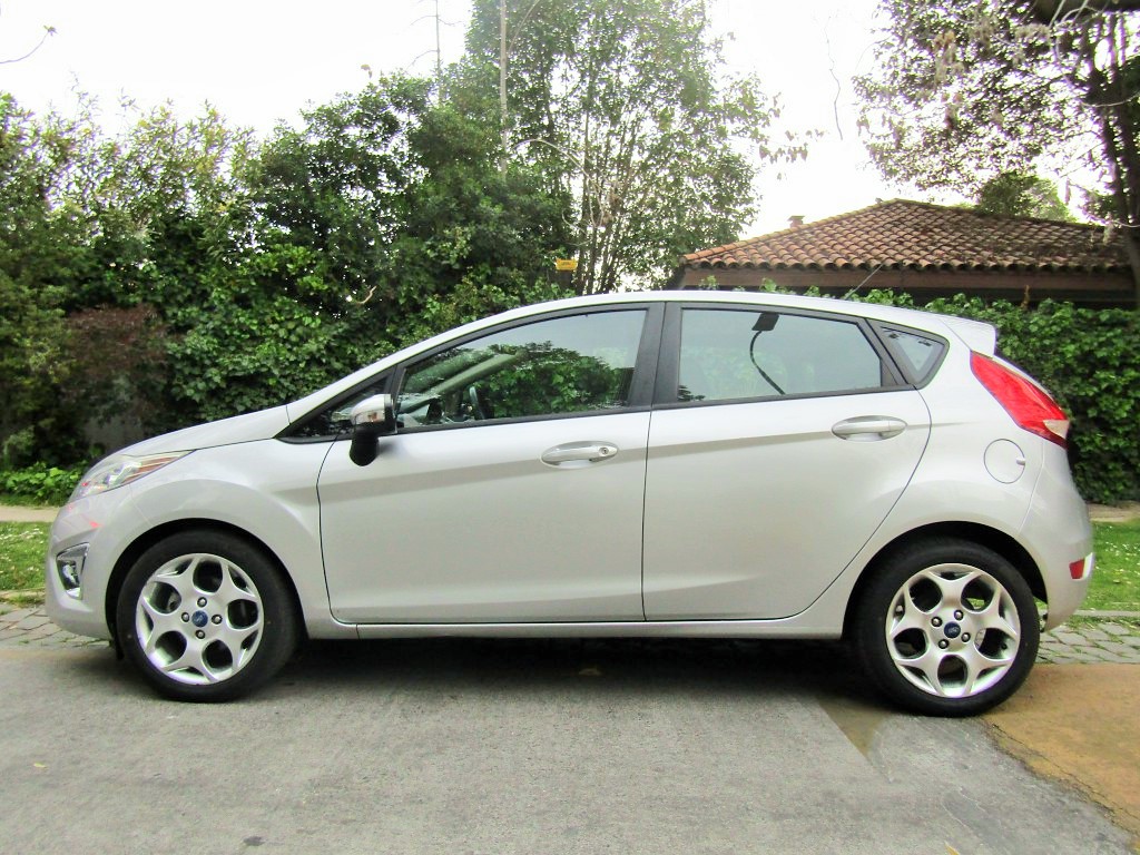 FORD FIESTA 1.6 SES Sunroof  2012 7 airbags,  Abs, llantas 16, Mantenciones - JULIO INFANTE