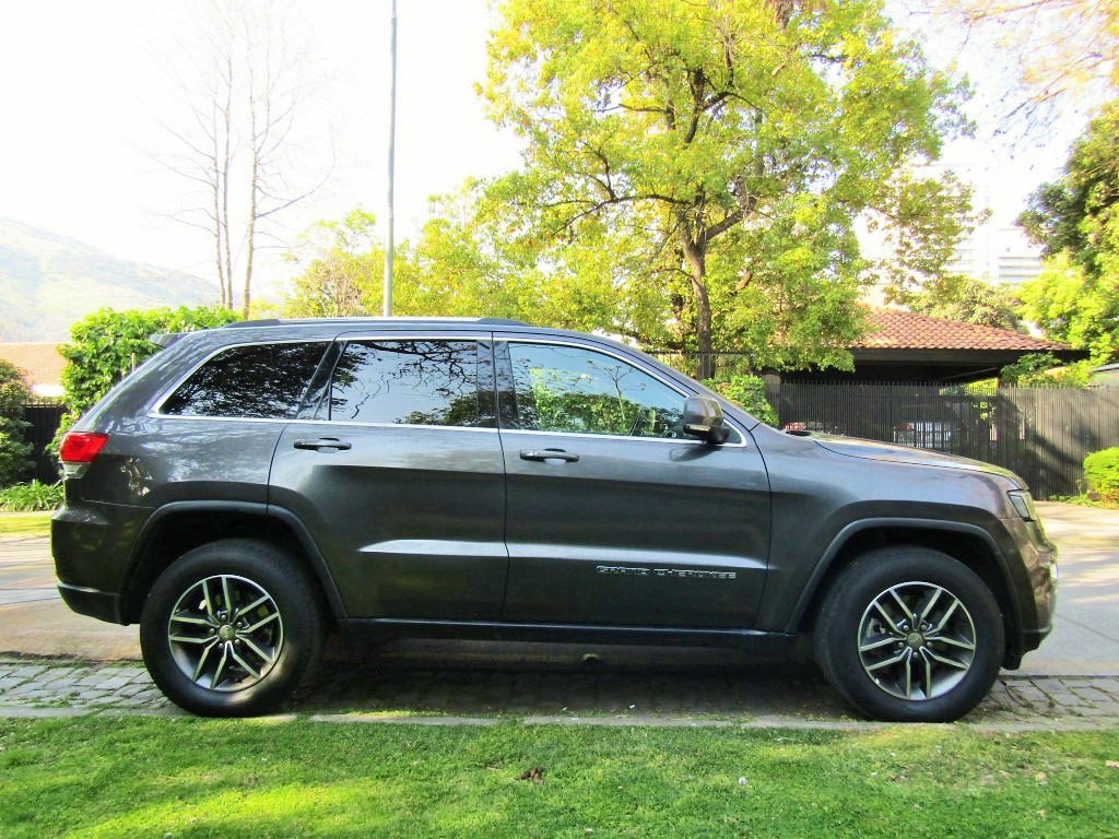 JEEP GRAND CHEROKEE Laredo 3.6 Autom 2018 6 airbags. Perfecto estado. 69 mil km.  - JULIO INFANTE