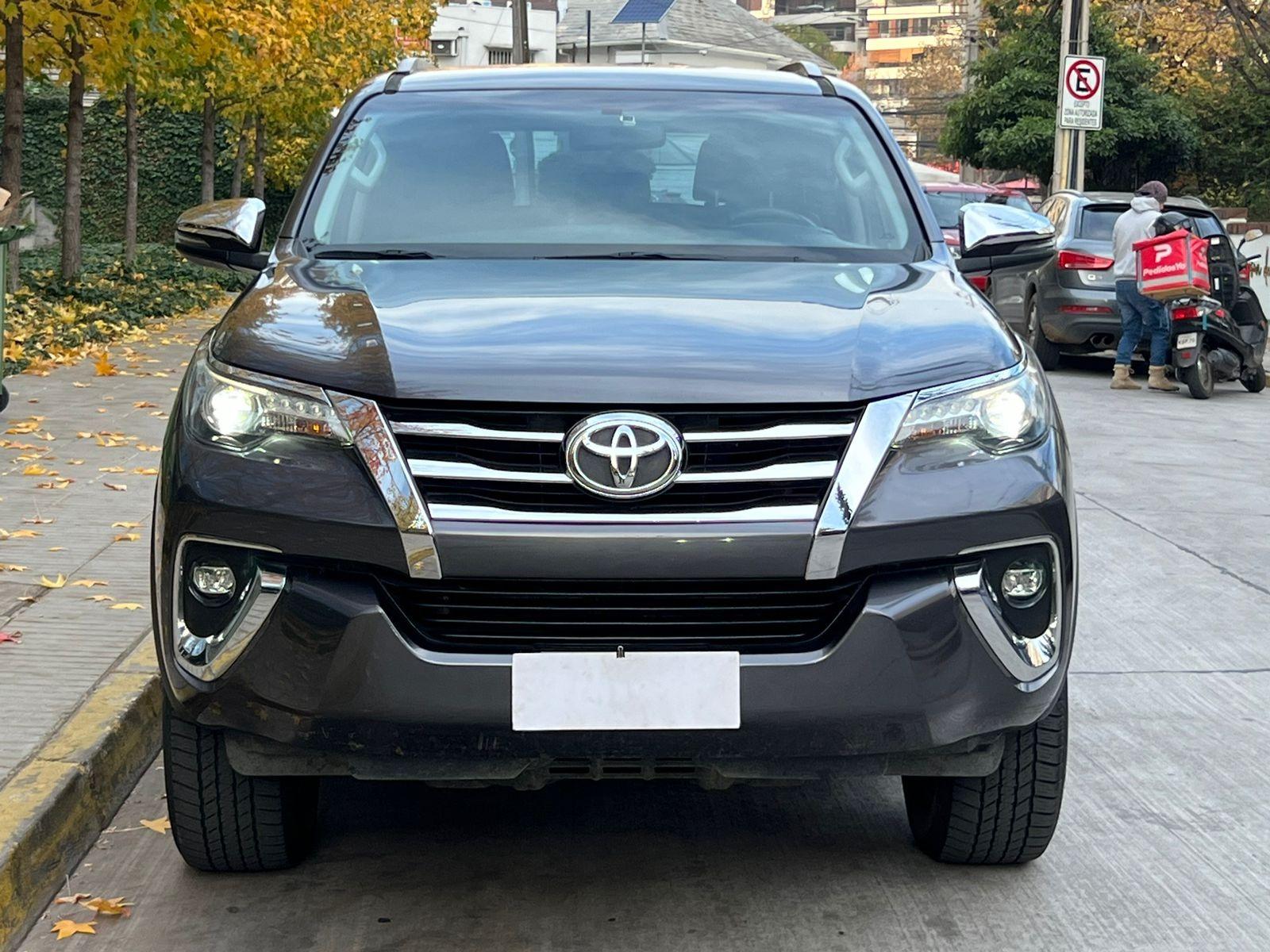 TOYOTA FORTUNER SRX 4X4 2019 TRES CORRIDAS DE ASIENTOS - LEVEL AUTOS