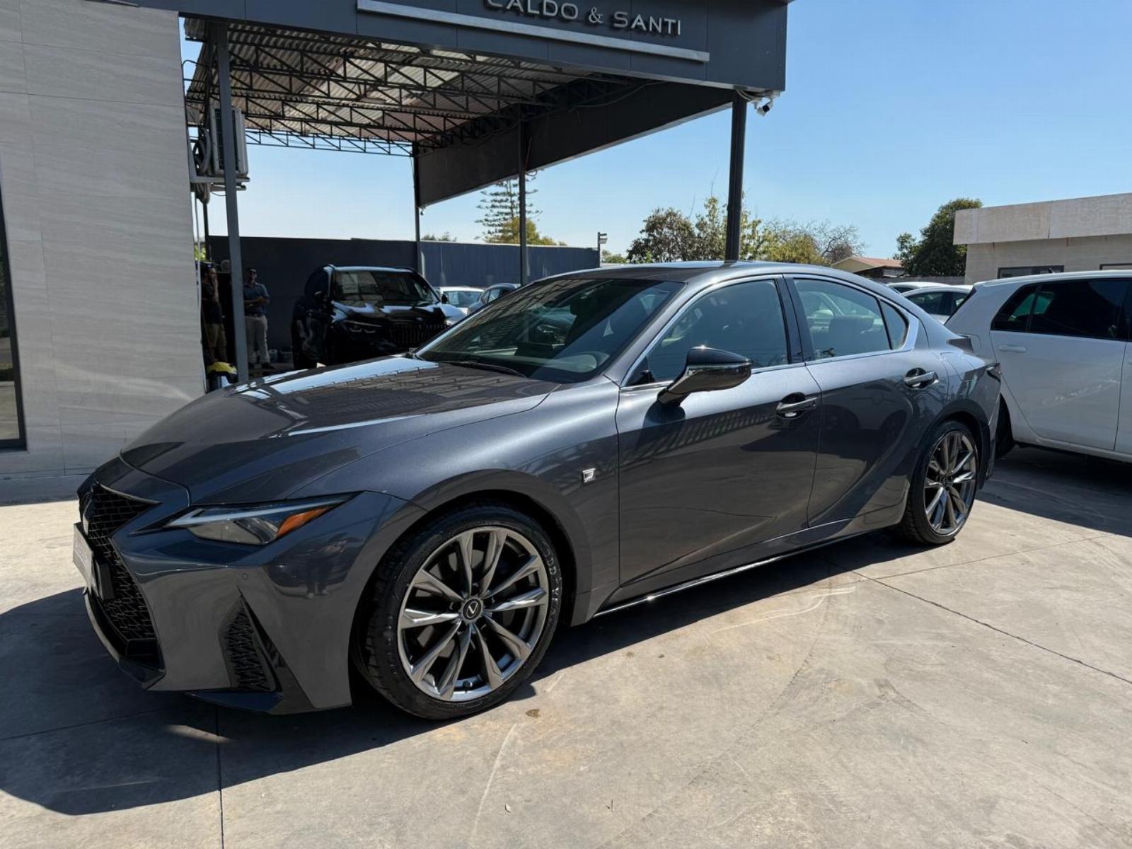 LEXUS IS 300 F SPORT 2.0 AT  2022 MANTENCIONES EN LA MARCA - CALDO SANTI