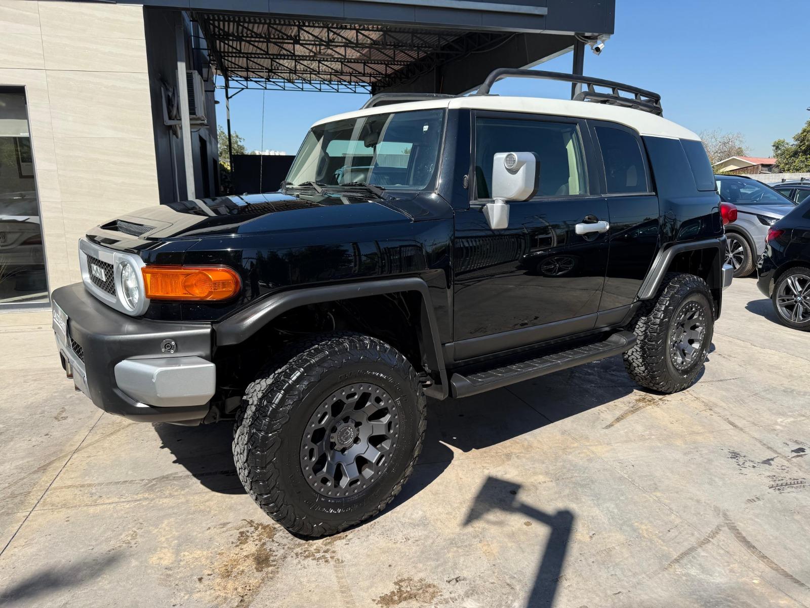 TOYOTA FJ CRUISER 4.0 AT 4X4  2013 BUEN ESTADO - CALDO SANTI