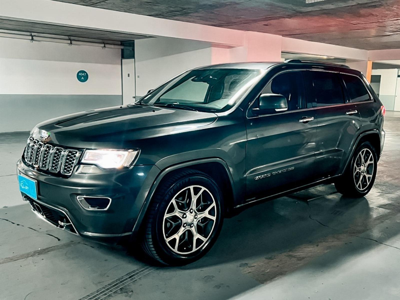 JEEP GRAND CHEROKEE OVERLAND 2019 V8 360 HP UNICO DUEÑO, TODAS SUS MANTENCIONES EN L - Gallery Cars