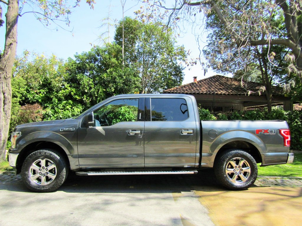 FORD F-150 4x4 5.0 XLT   2019 hermosa; como nueva.  Kms. Carretera. 5 sur.  - JULIO INFANTE