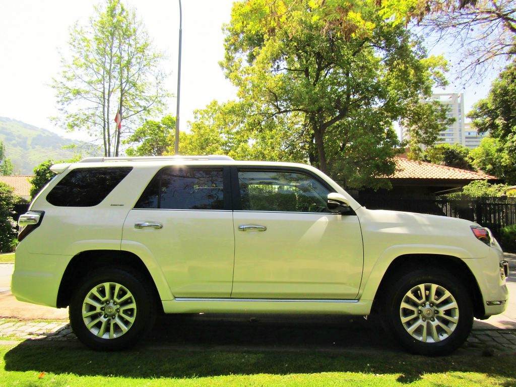 TOYOTA 4 RUNNER Limited 4x4 4.0  2021 3 corridas, cuero, sunroof. COMO NUEVA - JULIO INFANTE