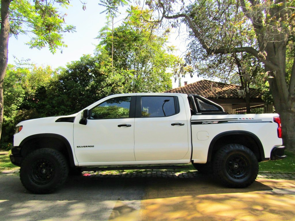 CHEVROLET SILVERADO  6.3 ZR2 Auto DC 4WD 2023 se vende mas iva. 46 millones mas Iva  - JULIO INFANTE