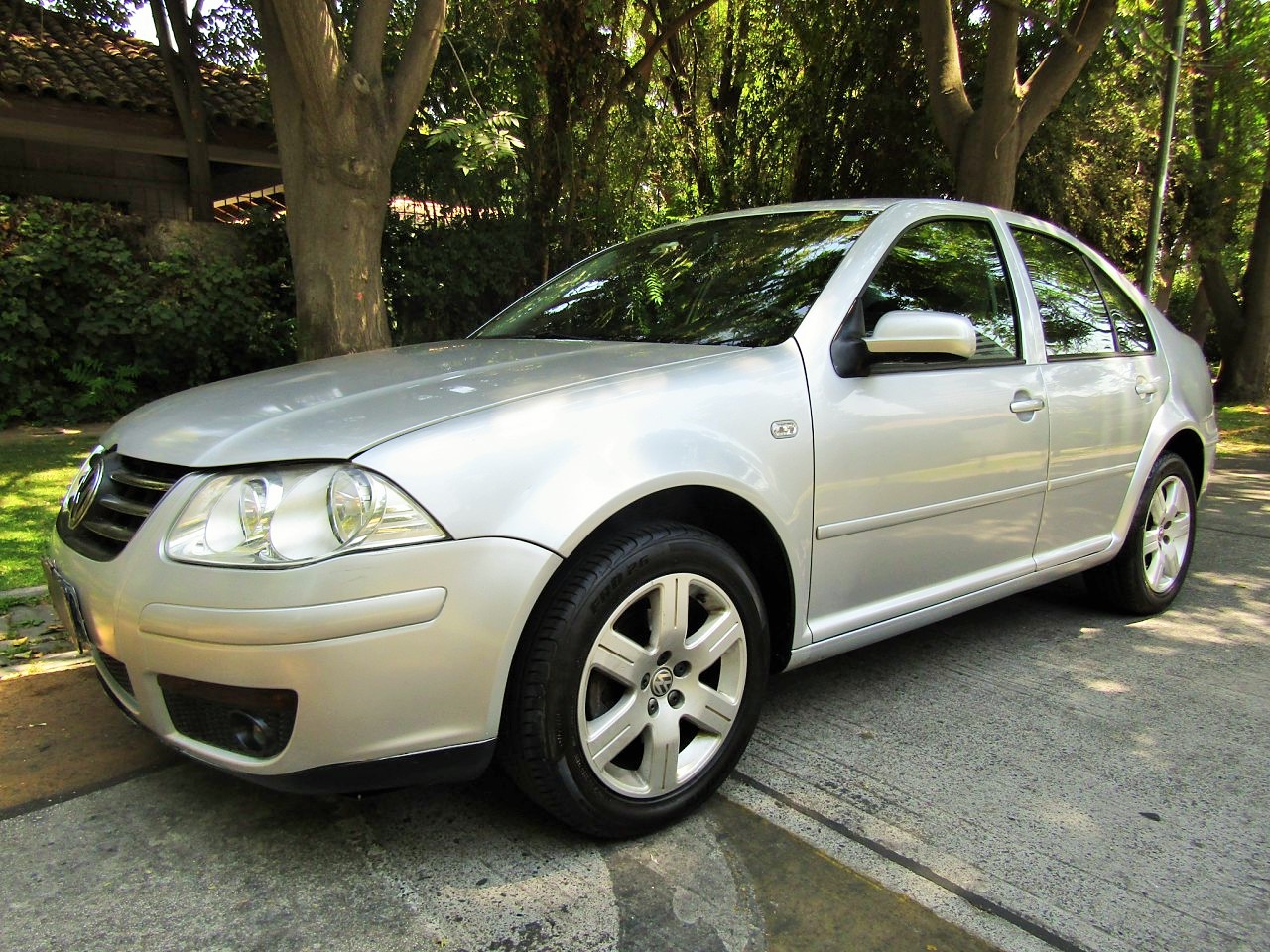 VOLKSWAGEN BORA Trendline Sky 2.0 2012 Automatico. Climatizador, airbags, abs, sunroof  - JULIO INFANTE