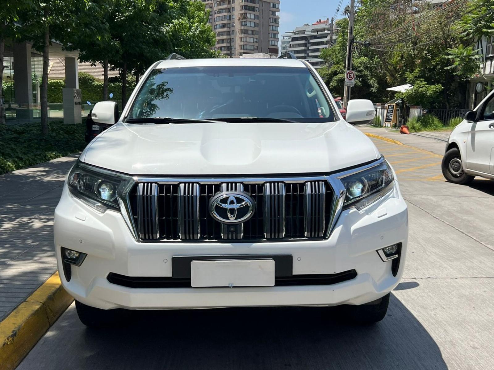 TOYOTA LAND CRUISER PRADO VXL 2018 TRES CORRIDAS DE ASIENTOS 4x4 - LEVEL AUTOS