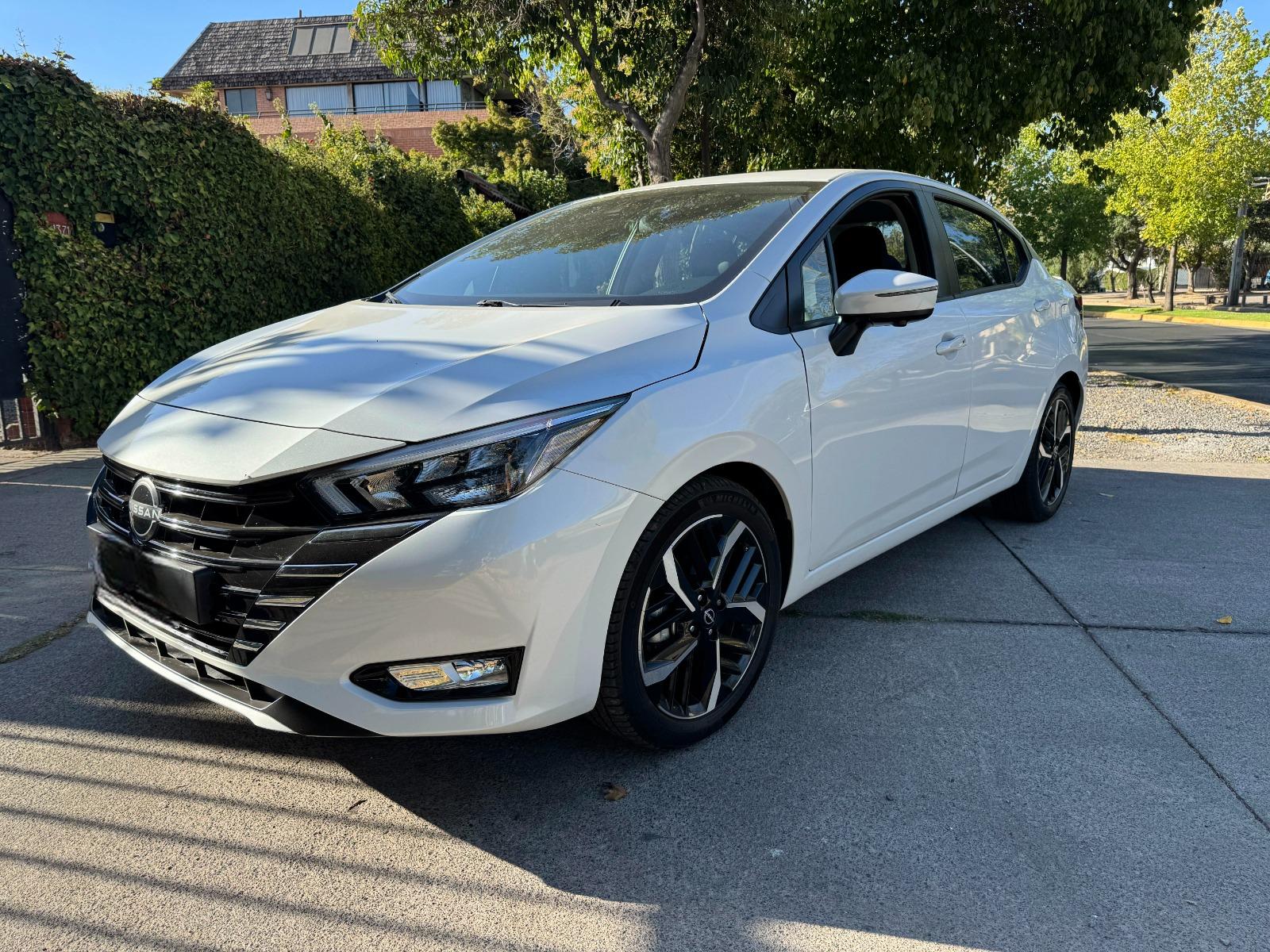 NISSAN VERSA EXCLUSIVE 1.6 AUT FULL CARPLAY CAMARA 2024 SOLO 9.000 km GARANTIA DE FABRICA - FULL MOTOR