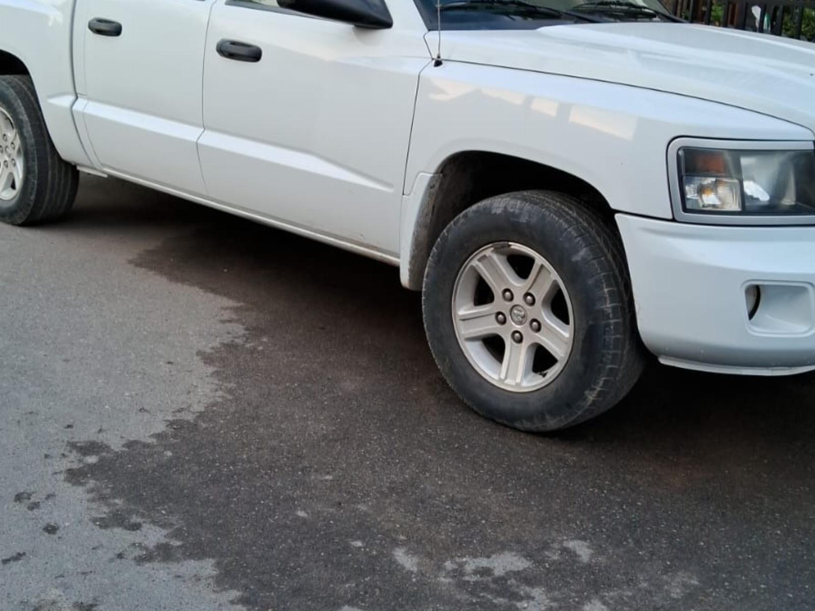 DODGE DAKOTA 3.7 Sport Quad Cab SXT 4X2 Auto 2011 Excelente Oportunidad - NC AUTOS