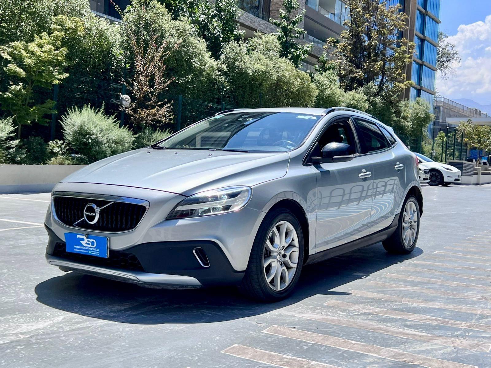 VOLVO V40 CROSS COUNTRY T4 2018 MANTENIMIENTO AL DÍA  - RSD