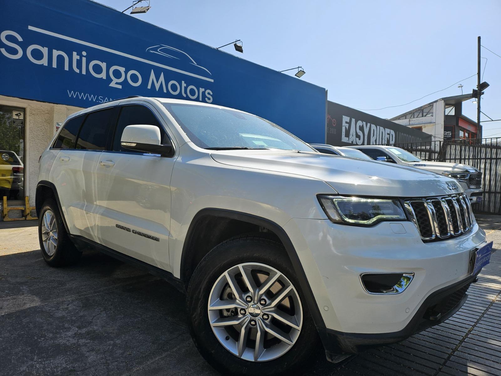 JEEP GRAND CHEROKEE laredo 4x4 aut 2018 poco kilometraje - SANTIAGO MOTORS