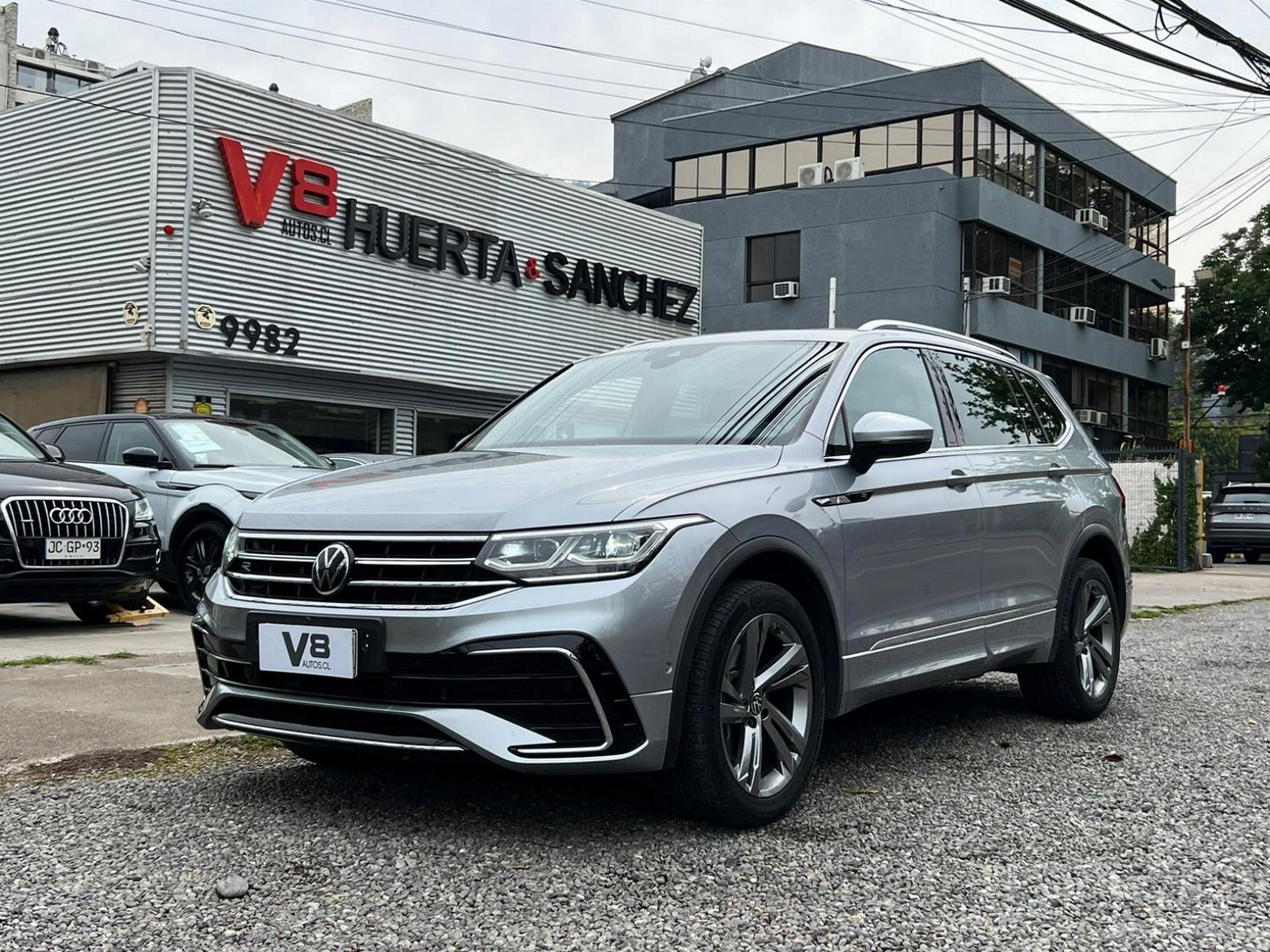 VOLKSWAGEN TIGUAN 2.0 R LINE 2023 TRES CORRIDAS DE ASIENTOS UN DUEÑO - V8 AUTOS