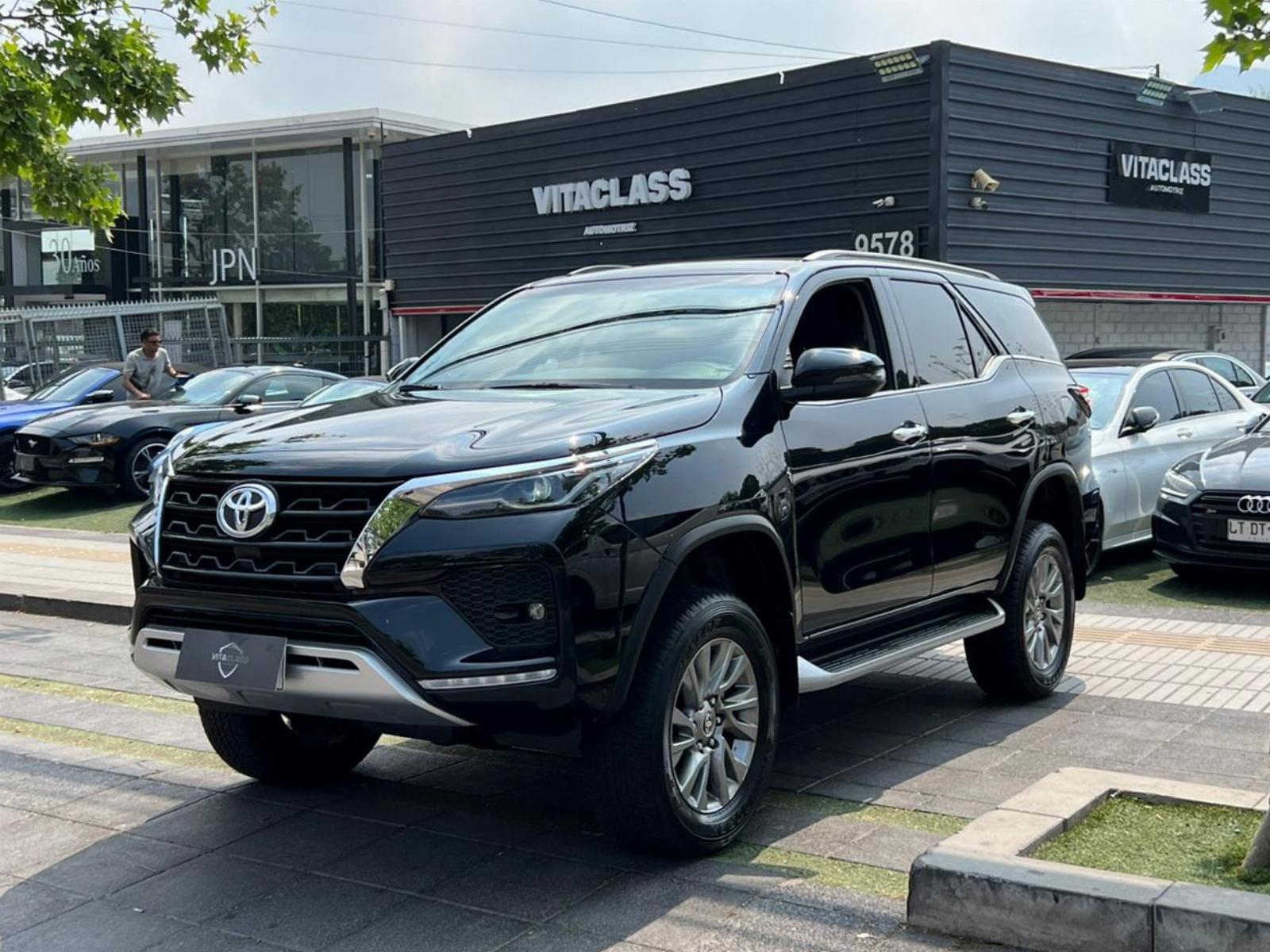 TOYOTA FORTUNER DRX 2.7 2023 TRES CORRIDAS DE ASIENTOS  - VitaClass